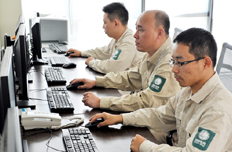 工作人員正在監(jiān)控運(yùn)行