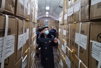 2萬套防護(hù)服連夜裝運(yùn)從北京西站發(fā)往武漢