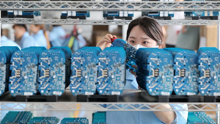 【財(cái)經(jīng)翻譯官】中國新能源汽車產(chǎn)銷量緣何連續(xù)七年全球居首？