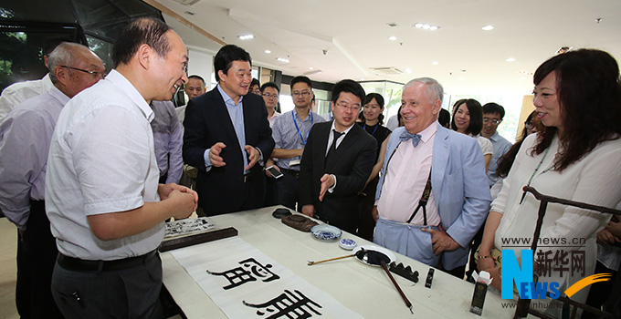 羅杰斯參觀新華網(wǎng)福建分公司。