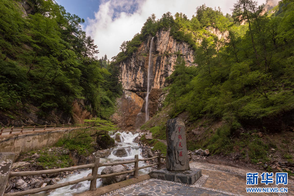 重崖森迥瀑飛先，鵝溝炎夏水風(fēng)涼