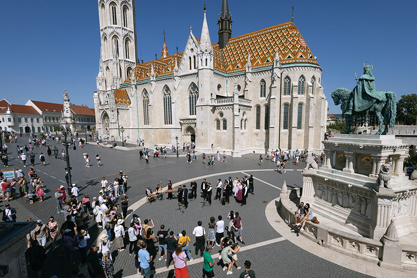 與余澤民相遇，與拉斯洛結(jié)緣