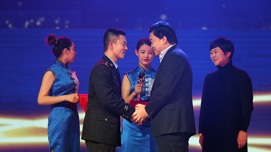 田舒斌為&ldquo;特殊力量&rdquo;王培頒獎