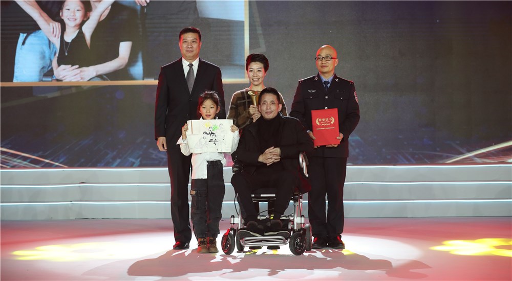 頒獎嘉賓為第三位年度感動人物張海林、朱丹丹夫婦頒獎