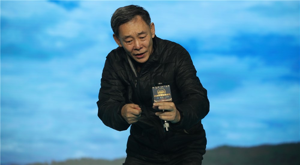 演員李光復(fù)現(xiàn)場表演第六位年度感動人物&ldquo;超能大叔&rdquo;何永云的故事