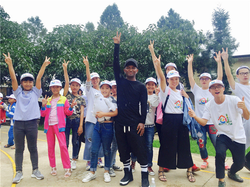 e創(chuàng)公益大使與志愿者、小朋友一起鄉(xiāng)村運(yùn)動(dòng)會(huì)