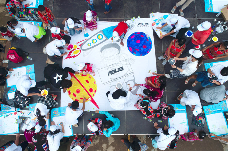 e創(chuàng)公益大使、志愿者和小朋友一同夢(mèng)想涂鴉