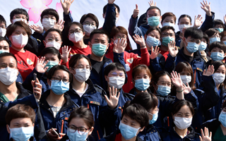 稟父老：樓蘭破，人平安，白衣戰(zhàn)士把家還！