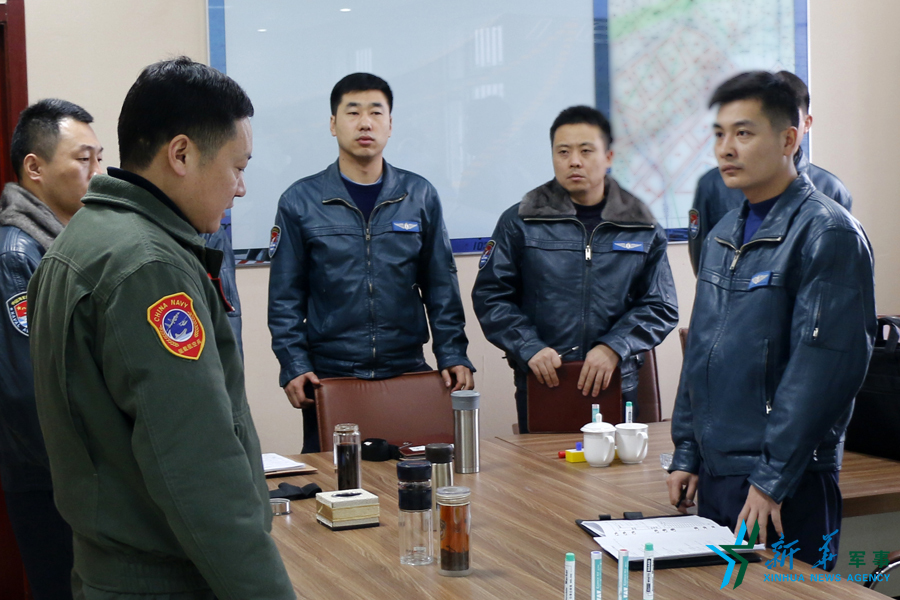 張超（右一）飛行后參加講評。