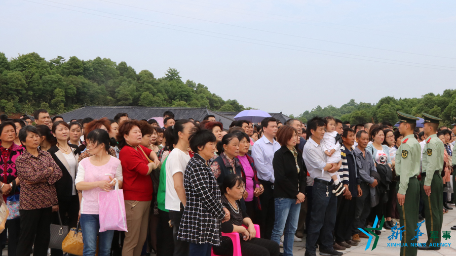 &uarr;資料圖片：張超烈士骨灰安葬儀式現(xiàn)場(chǎng)，岳陽(yáng)的父老鄉(xiāng)親紛紛來(lái)給張超送別。