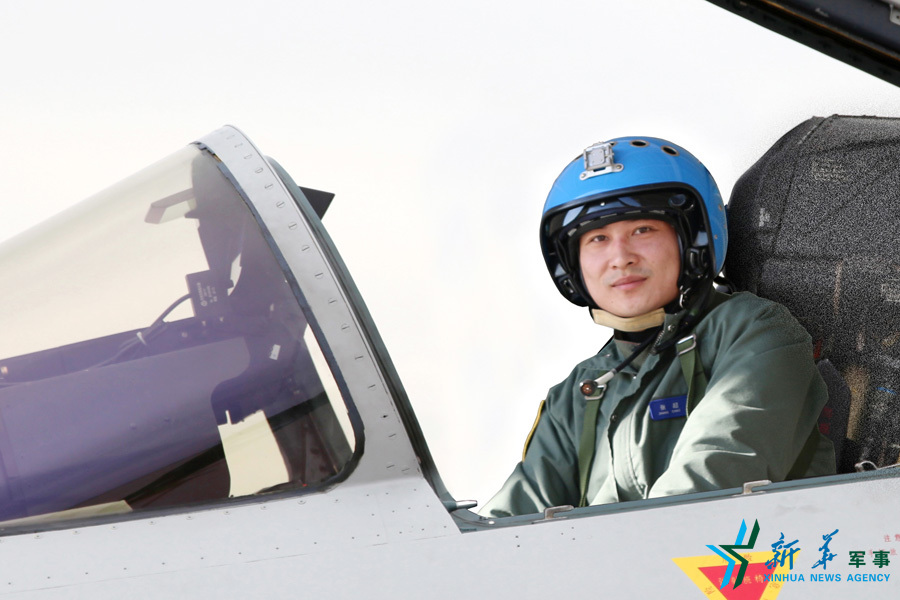 &uarr;戰(zhàn)機(jī)上準(zhǔn)備起飛的張超。