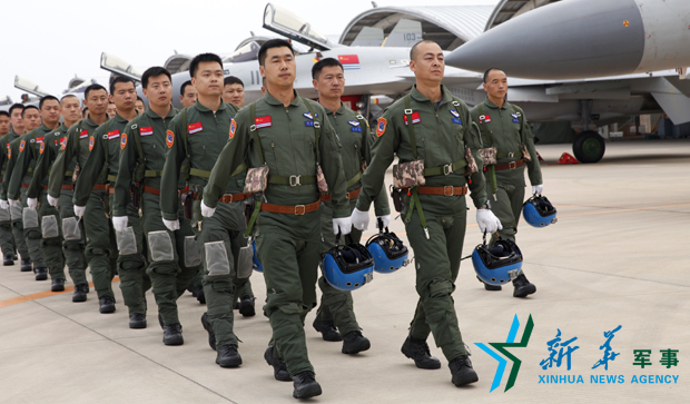 &uarr;飛行員列隊進場。