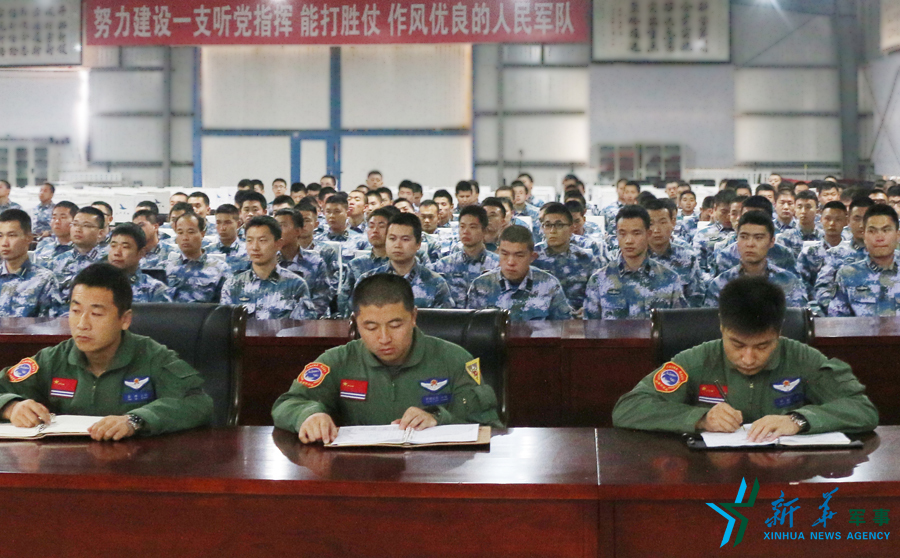 資料圖片：張超（右一）參加部隊(duì)思想政治教育。