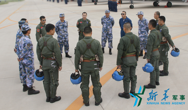 飛行后，黨委班子現(xiàn)場講評飛行情況。