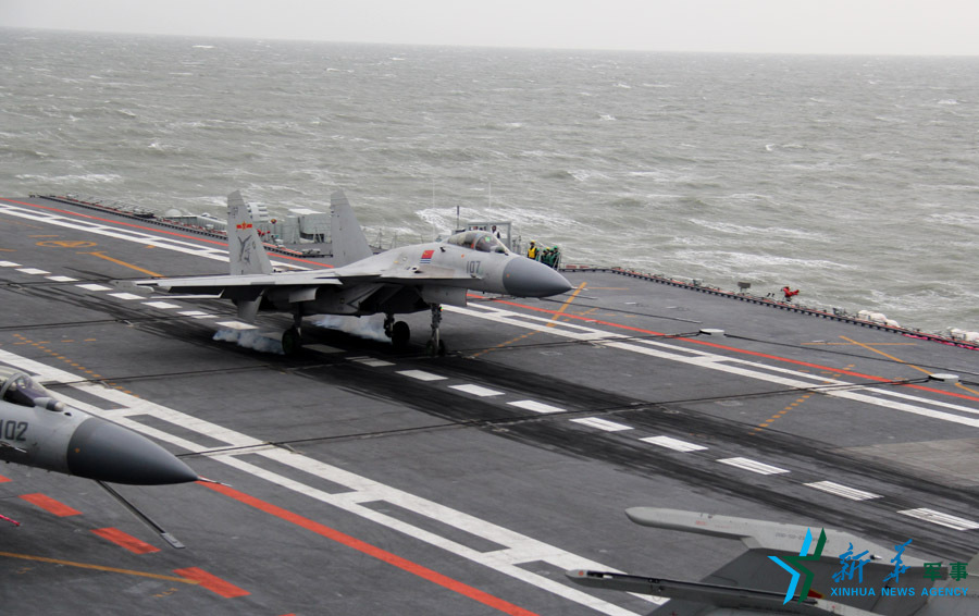 &uarr;資料圖片：艦載戰(zhàn)斗機下落著艦瞬間。