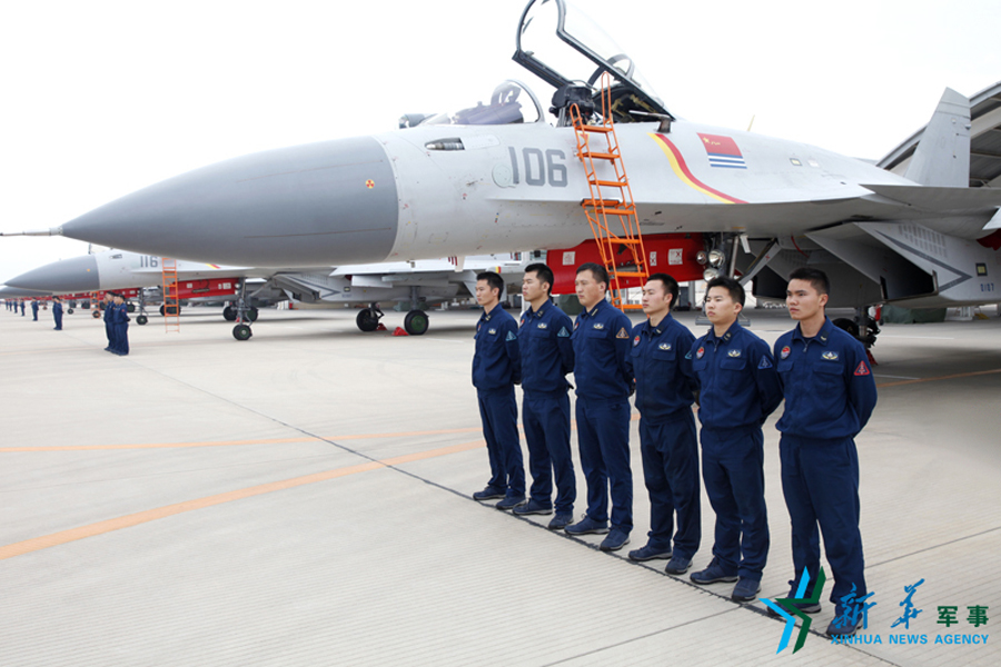 &uarr;機(jī)務(wù)官兵為戰(zhàn)鷹保駕護(hù)航。