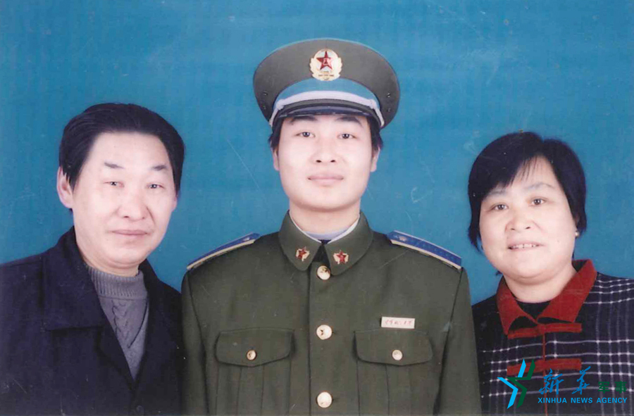 &uarr;資料圖片：張超考入飛行學(xué)院后成為全家的驕傲。