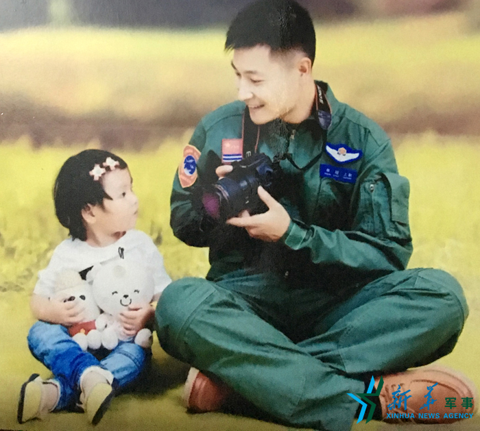 &uarr;資料圖片：被選為艦載戰(zhàn)斗機(jī)飛行員的張超與女兒合影。