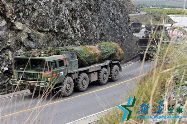 &uarr;向疏散隱蔽地域?qū)嵤└咚贆C(jī)動(dòng)。（宋來(lái)蕤攝）