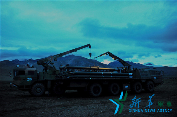 &uarr;昏暗條件下錘煉官兵火箭彈調(diào)裝技能 。（宋來(lái)蕤攝）