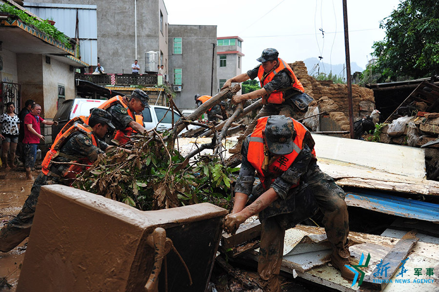 &uarr;第31集團軍某裝甲旅官兵幫助長泰恢復(fù)災(zāi)后秩序。鐘晨菲攝