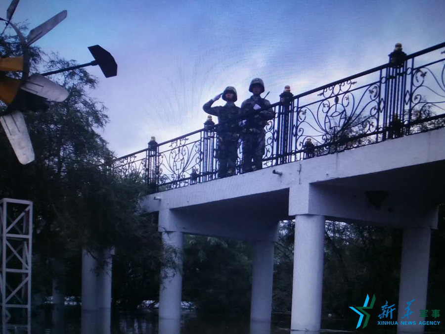 &uarr;中秋佳節(jié)，珍寶島的官兵在洪水中的堅(jiān)守。