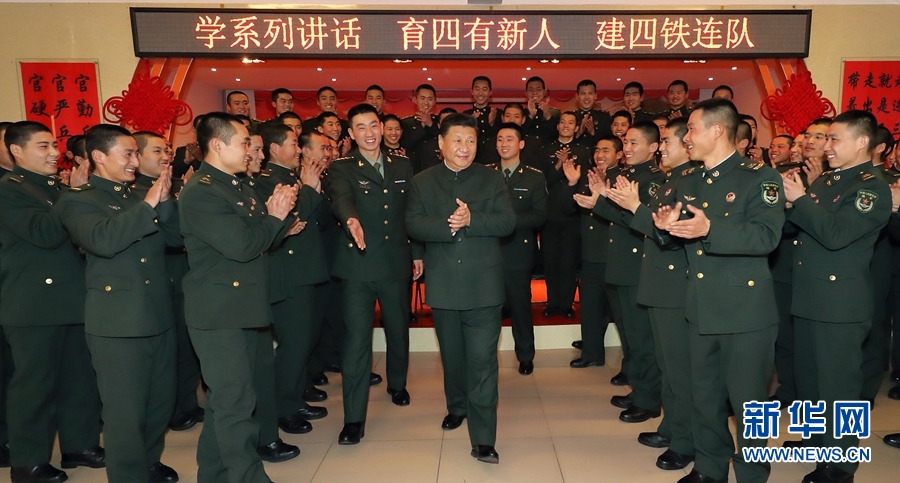 1月23日，習(xí)近平專程來到陸軍第65集團軍，深入基層連隊，看望慰問官兵，代表黨中央和中央軍委，向全軍指戰(zhàn)員、武警部隊官兵、民兵預(yù)備役人員致以誠摯問候和新春祝福。這是習(xí)近平在該集團軍&ldquo;大功三連&rdquo;同官兵在一起。新華社記者李剛攝