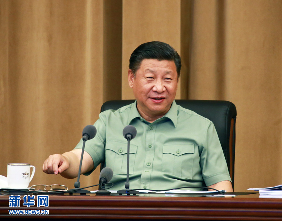 5月24日，中共中央總書記、國家主席、中央軍委主席習(xí)近平視察海軍機(jī)關(guān)，親切接見海軍第十二次黨代會(huì)全體代表和海軍機(jī)關(guān)正師職以上領(lǐng)導(dǎo)干部。這是習(xí)近平聽取海軍工作匯報(bào)后發(fā)表重要講話。 新華社記者 查春明 攝 