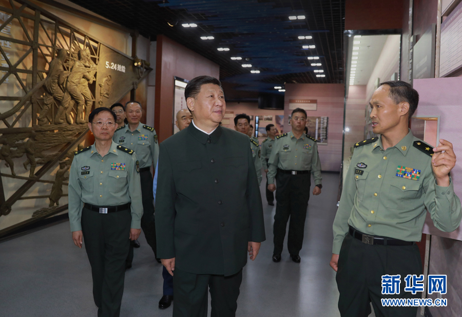 6月22日，正在山西省考察工作的中共中央總書記、國家主席、中央軍委主席習近平來到駐晉部隊某基地視察調(diào)研，代表黨中央和中央軍委，向基地組建50周年致以熱烈的祝賀，向老一輩創(chuàng)業(yè)者、廣大基地官兵致以崇高的敬意和誠摯的問候。這是習近平視察基地軍史館。新華社記者 李剛 攝