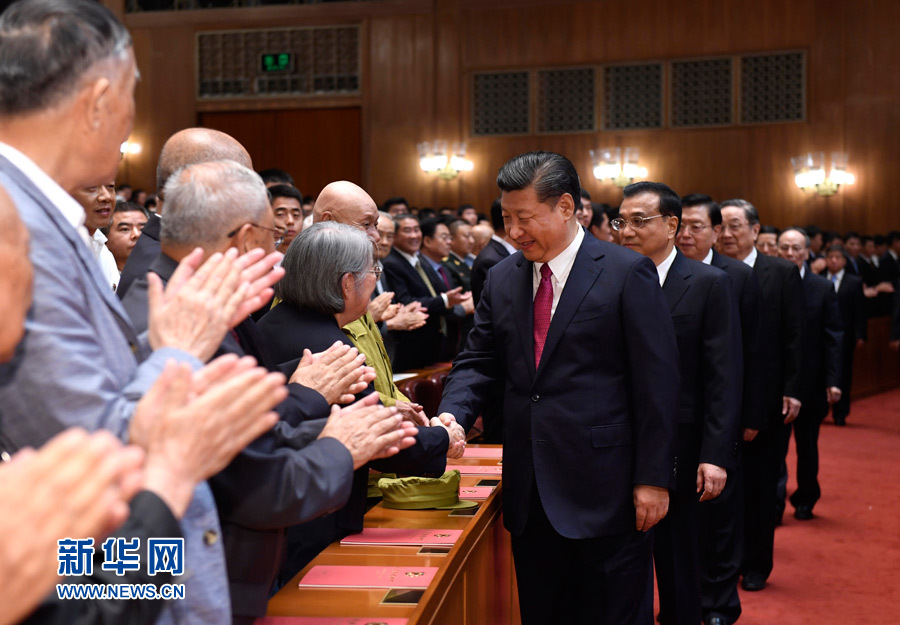 7月28日，慶祝中國(guó)人民解放軍建軍90周年文藝晚會(huì)《在黨的旗幟下》在北京人民大會(huì)堂舉行。中共中央總書記、國(guó)家主席、中央軍委主席習(xí)近平和李克強(qiáng)、張德江、俞正聲、劉云山、王岐山、張高麗等黨和國(guó)家領(lǐng)導(dǎo)人，與首都3000多名各界群眾一起觀看演出。演出開(kāi)始前，習(xí)近平等與老戰(zhàn)士、老同志代表和&ldquo;八一勛章&rdquo;獲得者親切握手。新華社記者 李學(xué)仁 攝