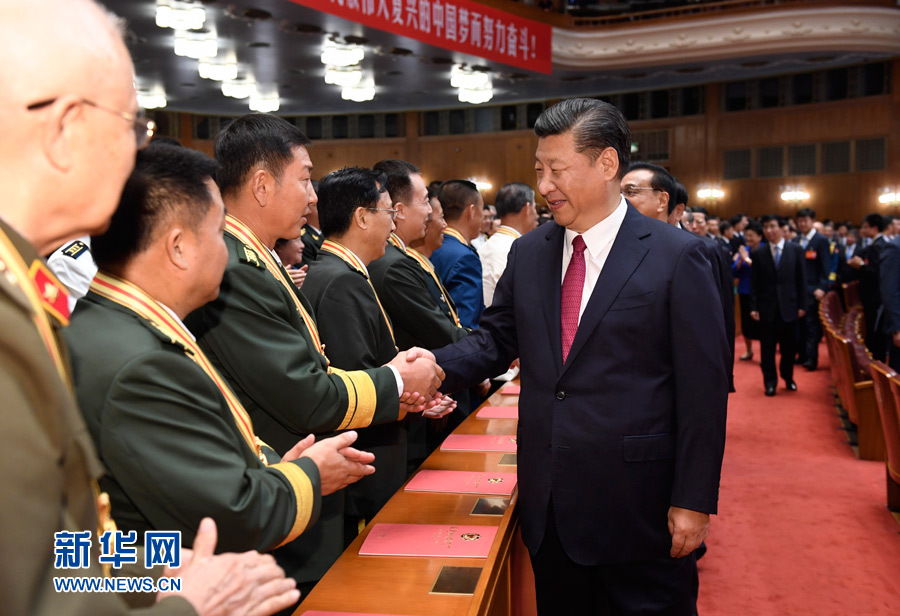 7月28日，慶祝中國(guó)人民解放軍建軍90周年文藝晚會(huì)《在黨的旗幟下》在北京人民大會(huì)堂舉行。中共中央總書記、國(guó)家主席、中央軍委主席習(xí)近平和李克強(qiáng)、張德江、俞正聲、劉云山、王岐山、張高麗等黨和國(guó)家領(lǐng)導(dǎo)人，與首都3000多名各界群眾一起觀看演出。演出開(kāi)始前，習(xí)近平等與老戰(zhàn)士、老同志代表和&ldquo;八一勛章&rdquo;獲得者親切握手。新華社記者 李學(xué)仁 攝