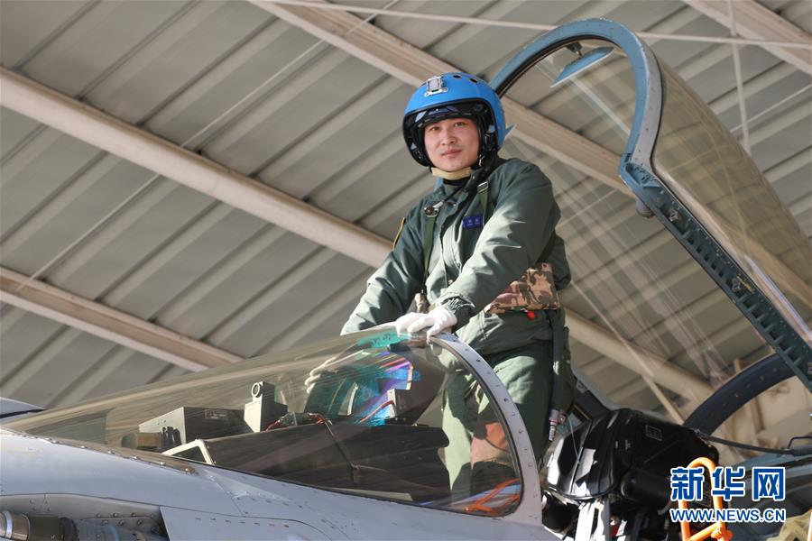 （建軍90周年&middot;英雄&middot;圖文互動）（1）聽，渤海灣有風吹過來&mdash;&mdash;追記海軍某艦載航空兵部隊一級飛行員張超