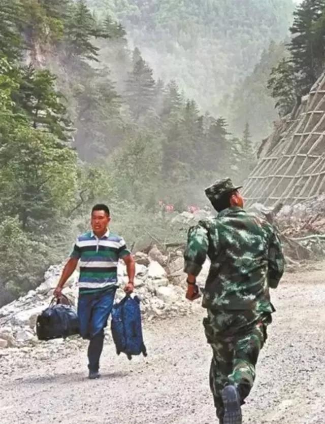 中國(guó)軍人:負(fù)重前行只為你能歲月靜好