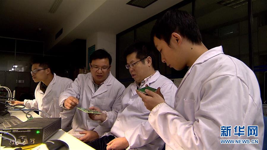 (圖文互動(dòng))讓五星紅旗飄揚(yáng)在世界“超算”之巔——記國防科大計(jì)算機(jī)學(xué)院院長廖湘科