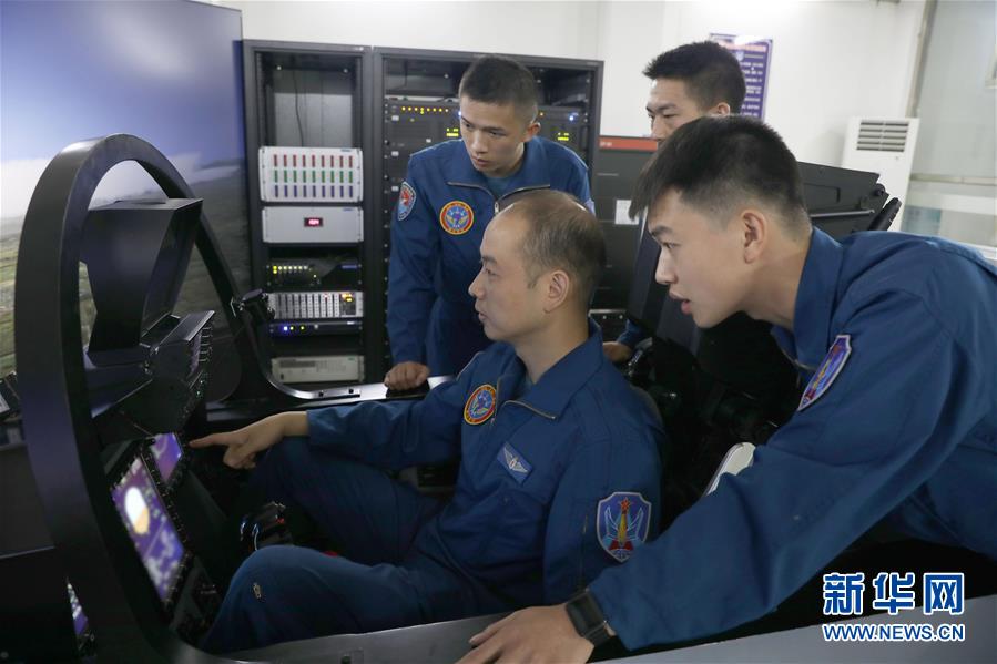 (圖文互動(dòng))(3)空中驕子——記空軍航空兵某旅飛行二大隊(duì)大隊(duì)長劉飛