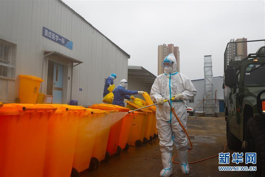 (一線抗疫群英譜·圖文互動(dòng))(1)二級(jí)軍士長(zhǎng)張鵬飛:“兵王”在此 有我無毒