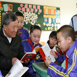 喬安山給小學(xué)生講雷鋒的故事。