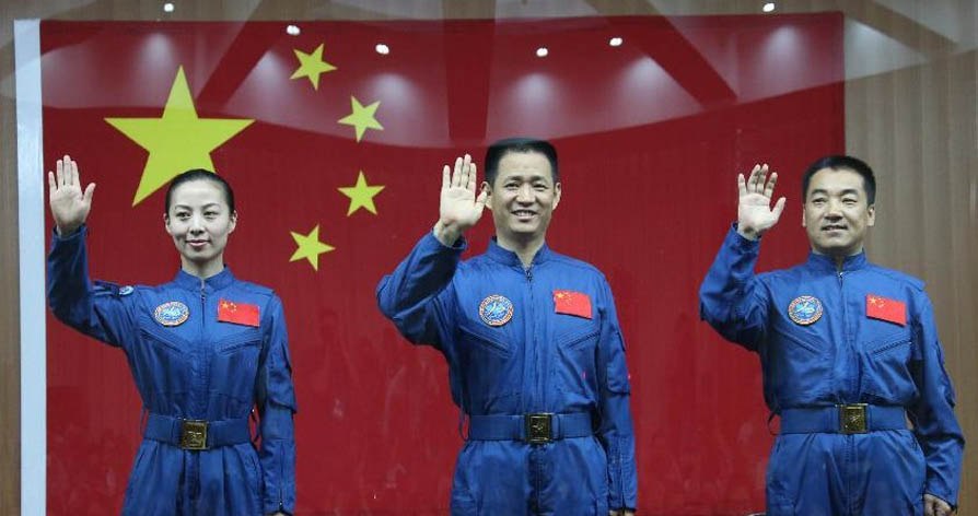 天宮一號與神舟十號載人飛行任務(wù)航天員同記者見面