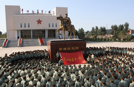 &ldquo;模范紅十二團(tuán)&rdquo;：從嚴(yán)從難從險錘煉戰(zhàn)斗作風(fēng)&mdash;&mdash;陸軍第16集團(tuán)軍某摩步團(tuán)加強(qiáng)實(shí)戰(zhàn)化訓(xùn)練記事