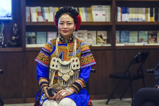 阿牛阿呷：對(duì)彝族姑娘來(lái)說(shuō)，胎教就是彝族的刺繡文化，但是當(dāng)我們走出來(lái)，我們覺(jué)得我們對(duì)其他支系的服飾知識(shí)了解太少了，需要學(xué)習(xí)的很多，所以開(kāi)辦了這個(gè)專業(yè)。