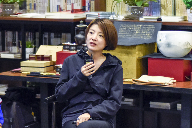 秦思：堅持還是因為熱愛，我一直想把有意義的事情做得有意思。我希望有更多的人來關(guān)注非遺文化，把文化融入到工藝當中。