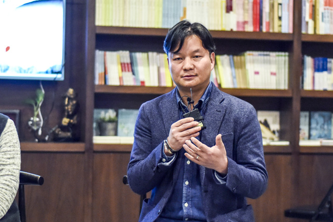 丁大為：烏銅走銀有三百年的歷史了，是云南地區(qū)獨有的技藝。這門技藝入門大概需要3年，學成需要20年。用語言去表達它其實是很難的。