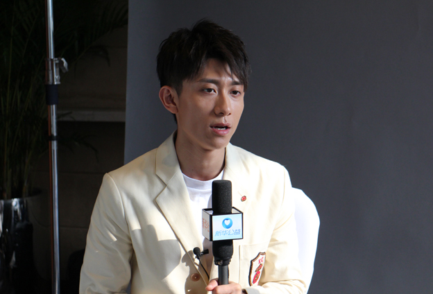 國(guó)有棟梁，大愛(ài)無(wú)疆；爾如嫩草，小愛(ài)芬芳。