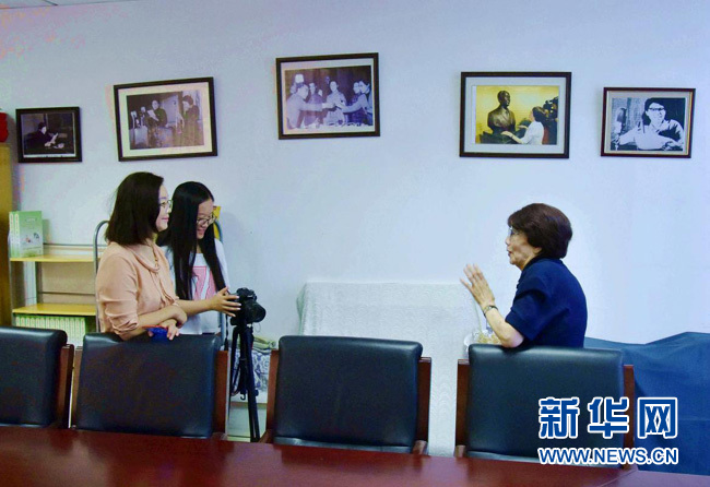 播音室里跟打仗一樣。從夜不能寐的緊張，到全神貫注的投入，用良好的習慣和過硬的專業(yè)素質(zhì)來化險為夷。