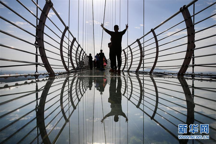 #（社會）（1）江蘇江陰：&ldquo;凌空漫步&rdquo;