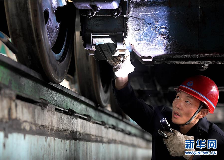 （圖片故事）（1）&ldquo;機車醫(yī)生&rdquo;李向前：&ldquo;望聞問切&rdquo;保安全