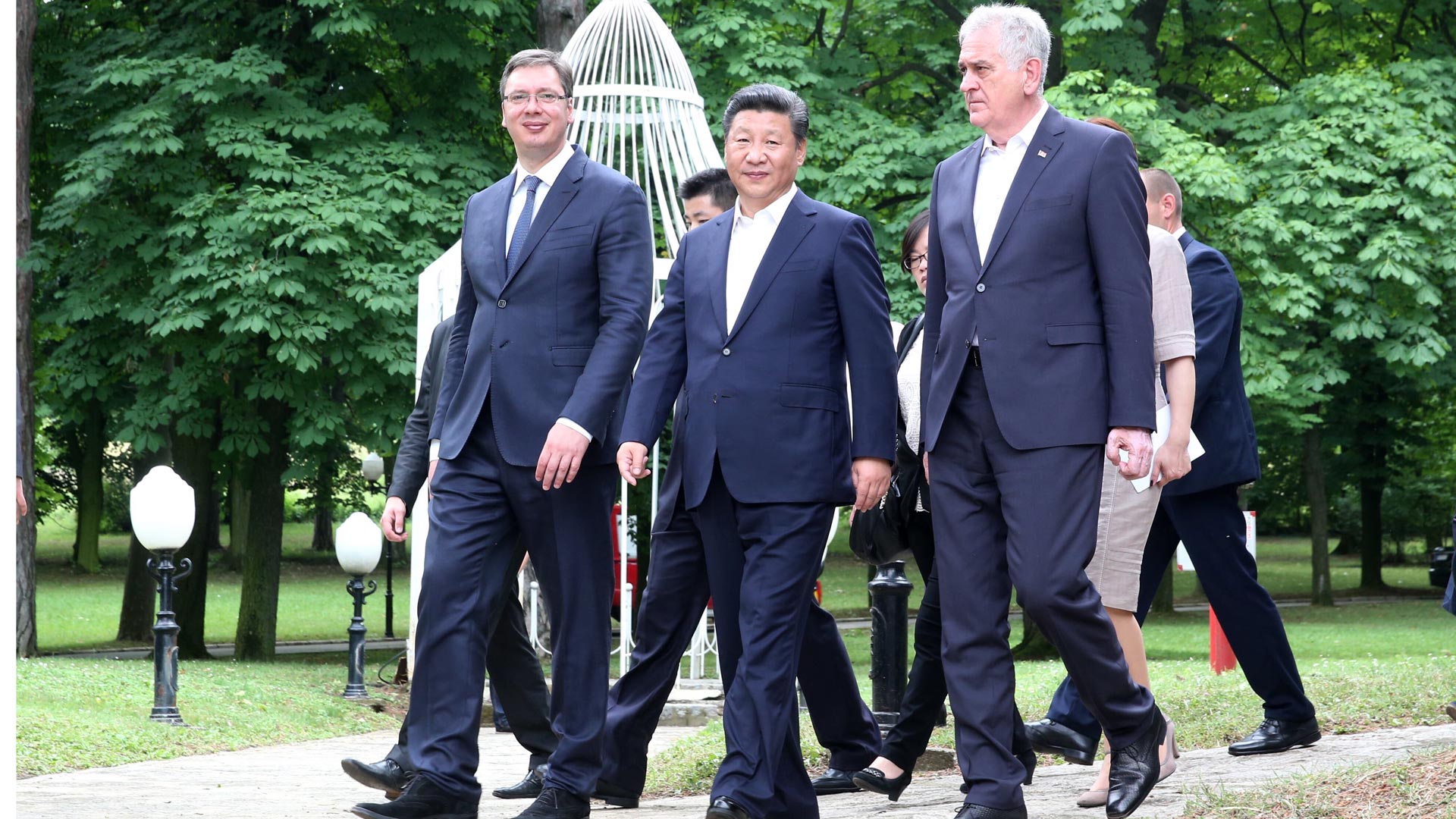 習(xí)近平出席塞爾維亞總統(tǒng)尼科利奇、總理武契奇共同舉行的午宴