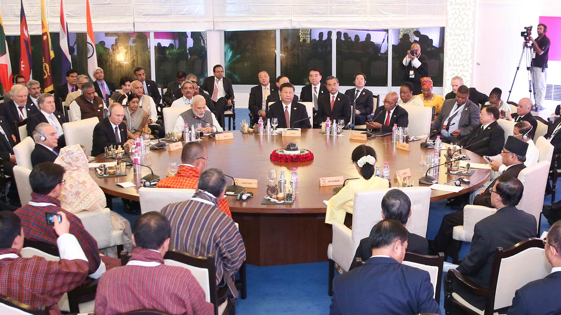 習(xí)近平出席金磚國(guó)家領(lǐng)導(dǎo)人同&ldquo;環(huán)孟加拉灣多領(lǐng)域經(jīng)濟(jì)技術(shù)合作倡議&rdquo;成員國(guó)領(lǐng)導(dǎo)人對(duì)話會(huì)