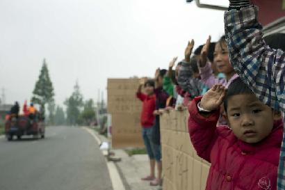 向救援人員敬禮！