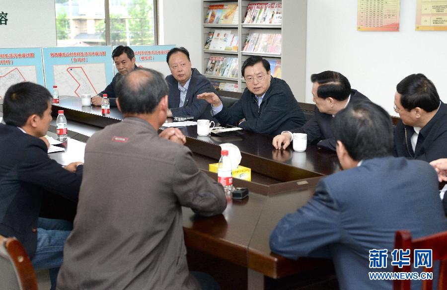 這是5月9日，張德江到湖州市妙西鎮(zhèn)調(diào)研，與基層人大代表座談。新華社記者 馬占成 攝 
